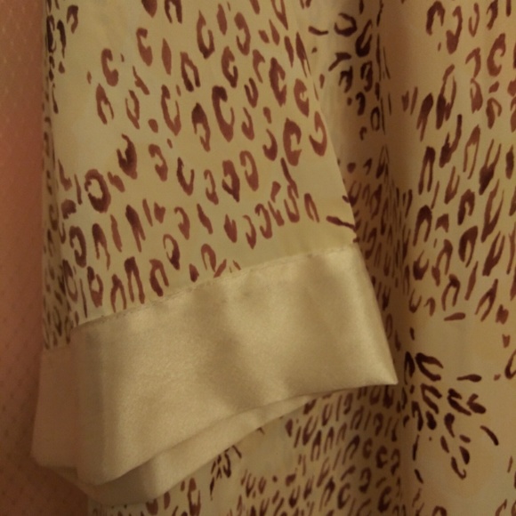 Silky robe - Picture 4 of 7